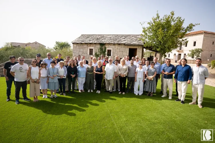 Berba grožđa u Hercegovačkom selu u Međugorju spojila diplomaciju, tradiciju i hercegovačko vinarstvo
