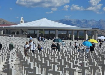 Nadbiskup Kutleša predvodio misu za žrtve totalitarnih režima na Groblju mira