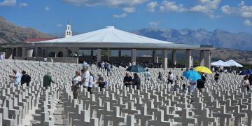 Nadbiskup Kutleša predvodio misu za žrtve totalitarnih režima na Groblju mira