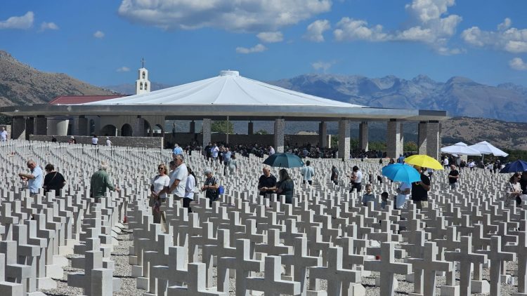 Nadbiskup Kutleša predvodio misu za žrtve totalitarnih režima na Groblju mira