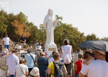 Mala Gospa proslavljena u Međugorju – “Marija i u vlastitim slavljima pokazuje prema Isusu”
