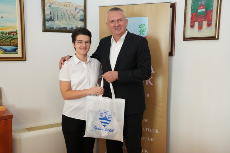 Dominika Stojić najuspješnija učenica 49. generacije maturanata SŠ dr. fra Slavka Barbarića