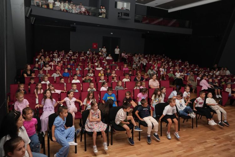 Predstava „Janko i čarobni grah“ okupila više od 200 mališana u KIC-u Čitluk