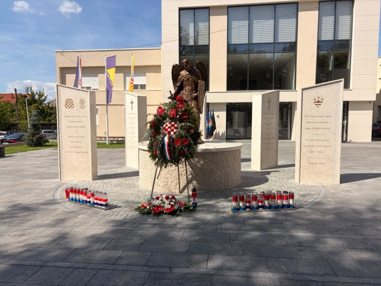 DAN BRANITELJA OPĆINE ČITLUK│Na Trgu žrtava Domovinskog rata otkriven spomenik poginulim braniteljima Brotnja