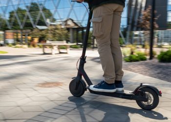 Maloljetnik teško ozlijeđen nakon pada s električnog romobila | Roditelji, gdje ste?