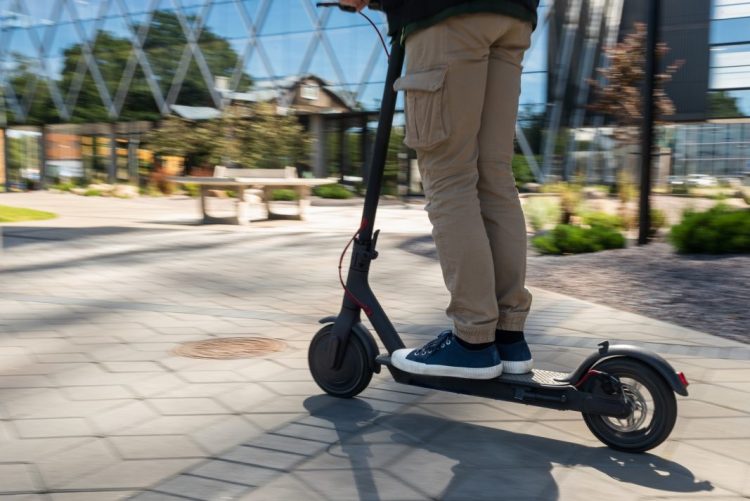 Maloljetnik teško ozlijeđen nakon pada s električnog romobila | Roditelji, gdje ste?