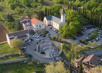 SUSRETI POD HRASTOM | XXI. kulturno-glazbena manifestacija u Čerinu i predstavljanje zbirke pjesama „Slova moja“ generala Ivana Tolja