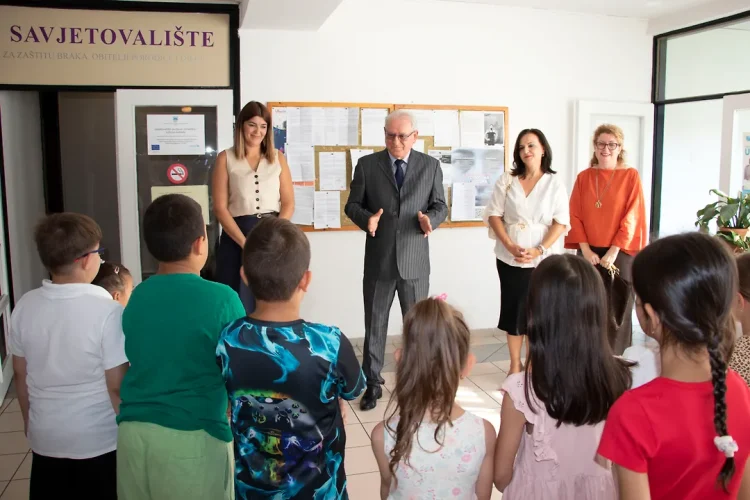 Ministar Bevanda predao torbe i školski pribor učenicima iz socijalno ugroženih obitelji