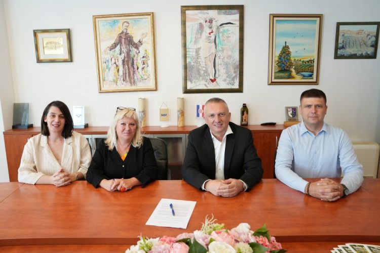 Ministrica Vlaisavljević i načelnik Radišić potpisali ugovor o sufinanciranju radova na SC Jakerovac