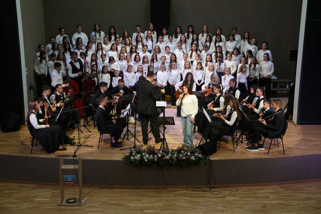 ČITLUK: Djeca i mladi pjesmom odali počast fra Didaku Buntiću