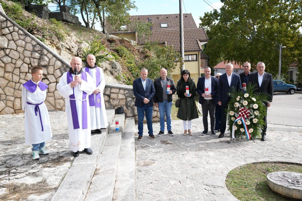Čerin: Odana počast poginulim braniteljima i otkrivena spomen-ploča fra Martinu Sopti