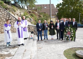 Čerin: Odana počast poginulim braniteljima i otkrivena spomen-ploča fra Martinu Sopti
