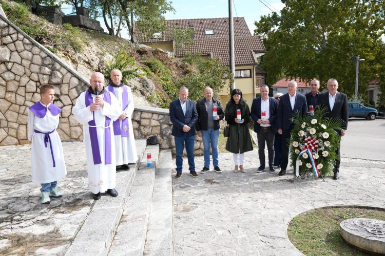 Čerin: Odana počast poginulim braniteljima i otkrivena spomen-ploča fra Martinu Sopti