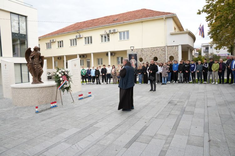 Povodom Svih svetih i Dušnog dana odana počast poginulim i umrlim braniteljima Brotnja