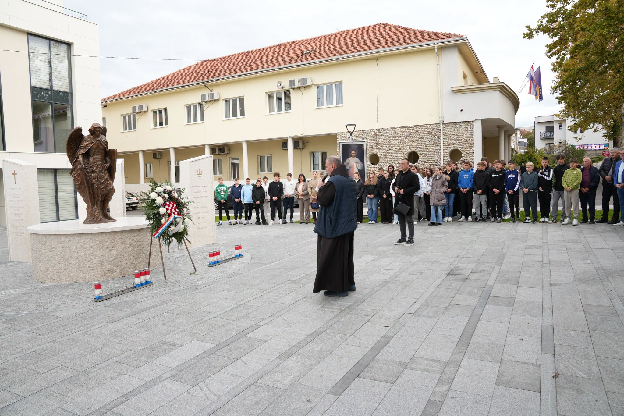 Povodom Svih svetih i Dušnog dana odana počast poginulim i umrlim braniteljima Brotnja Povodom Svih svetih i Dušnog dana odana počast poginulim i umrlim braniteljima Brotnja