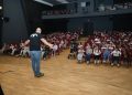 Više od 500 učenika u Čitluku uživalo u lutkarskom mjuziklu „Dobro se dobrim vraća“