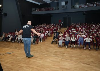 Više od 500 učenika u Čitluku uživalo u lutkarskom mjuziklu „Dobro se dobrim vraća“