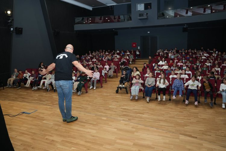Više od 500 učenika u Čitluku uživalo u lutkarskom mjuziklu „Dobro se dobrim vraća“