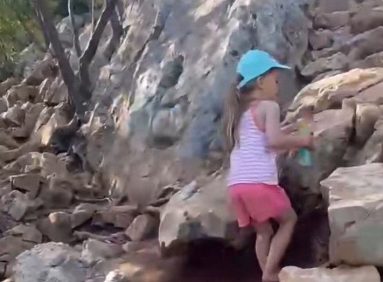 VIDEO | Dirljiv prizor u Međugorju: Djevojčica bosa krenula na Križevac moleći za ozdravljenje oca