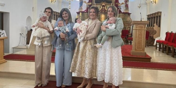 Prekrasna obiteljska priča: Četiri sestre istoga dana krstile svoje četvero djece