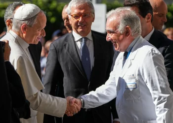 Vatikan potvrdio: Papa Lav XIV. ima rak pluća, uspješno operiran u Rimu