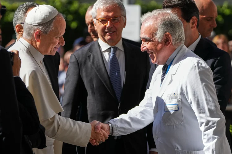 Vatikan potvrdio: Papa Lav XIV. ima rak pluća, uspješno operiran u Rimu